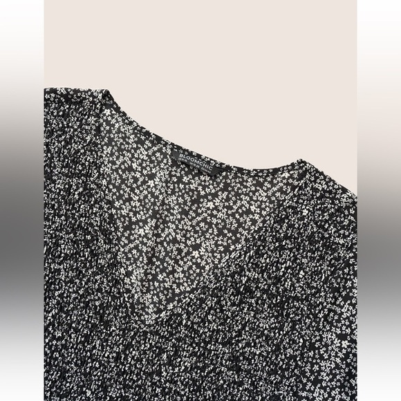 BloomChic Plus Size Ditsy Floral Shirred Ruffle Sleeve Elastic Waist Blouse - Picture 4 of 7